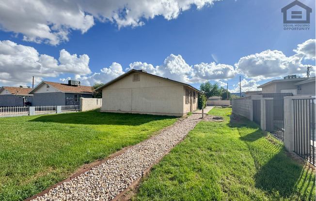 2Bed/1Bath Ground Floor Apt at Broadway Rd/32nd St! Ready for Immediate Move-In!
