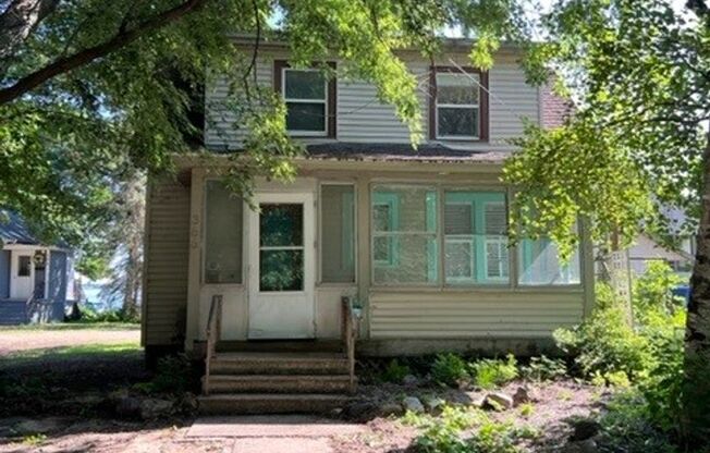 2 Bedroom / 1 1/2 bath in Lake neighborhood