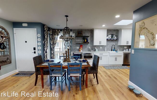 821 E Ave