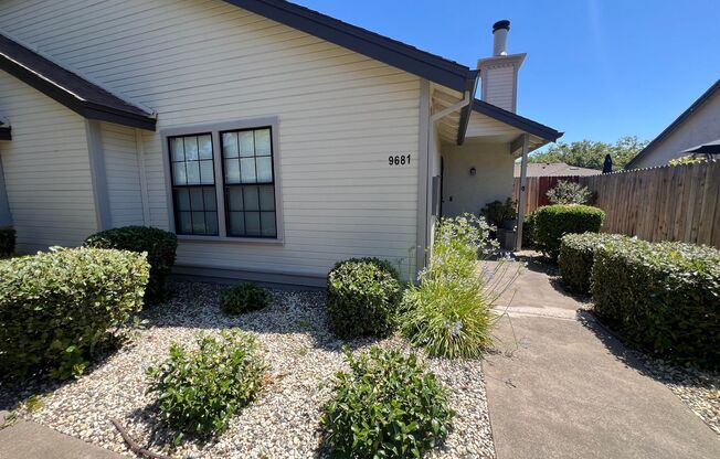 Charming and clean 2 bed/2 bath Duplex in Elk Grove