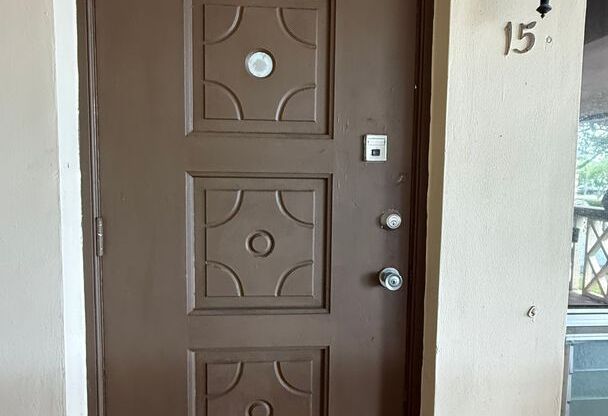 Spacious 2BR/1BA with Assigned Parking in Hollywood