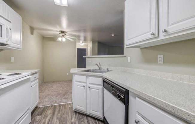 Cascadia Pointe Apartments in Everett, Washington Kitchen