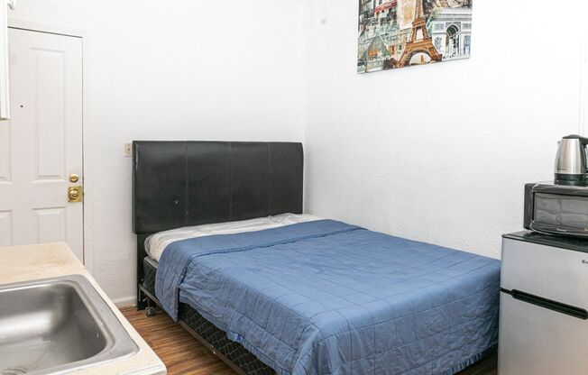 Studio, 1 bath, 196 sqft, $900, Unit 7