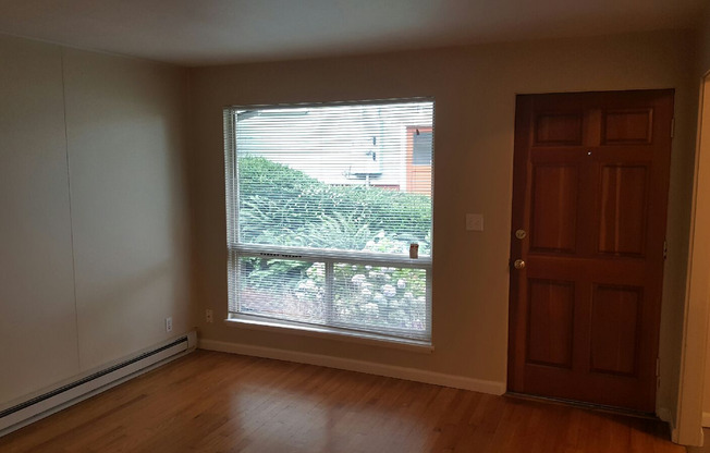 2 beds, 1 bath, 810 sqft, $2,095, Unit 07