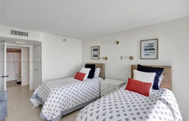 2 beds, 2 baths, 1,276 sqft, $5,200, Unit 6917 Collins Ave # 915