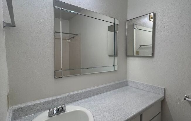 2 beds, 2 baths, 1,000 sqft, $1,275, Unit 401