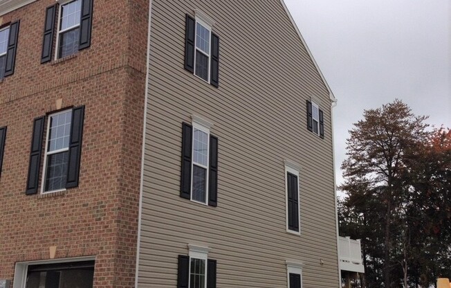 Gorgeous Townhome Located at Preserves at Hickory Ridge Community!