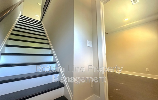 239 UPTOWN W DR