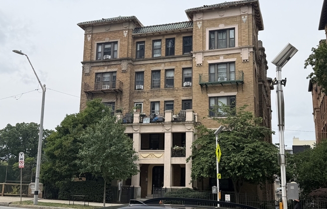 3 beds, 1 bath, 1,000 sqft, $4,800, Unit 12