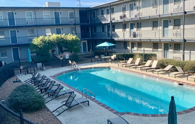 2 beds, 1 bath, $1,000, Unit # 2207