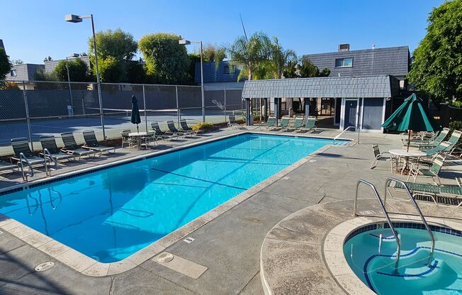 Beautiful 2 Beds, 2.5 Baths Townhouse in Gated Tarzana Community