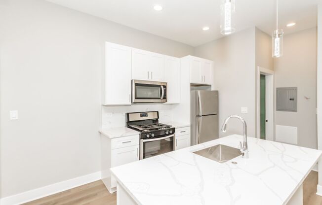 Recently Rehabbed 1 Bed Apartment in Amazing Pilsen Location