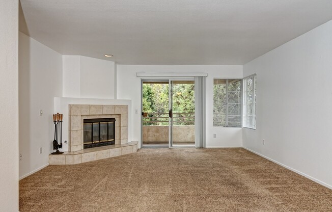 Sunny Top Floor Condo With Private Balcony In Pacific Beach