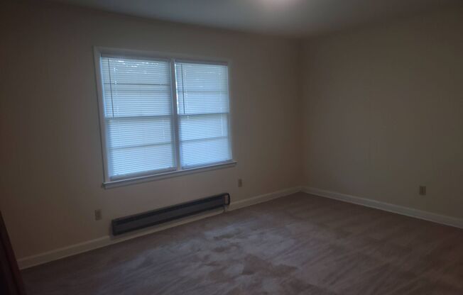 2 beds, 1 bath, 900 sqft, $700, Unit Apt 4