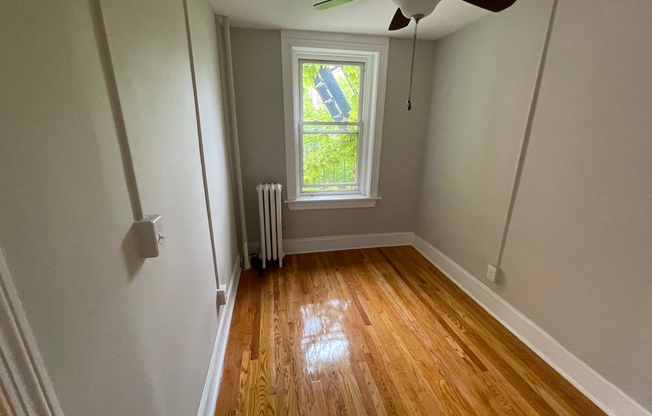 2 beds, 1 bath, $3,400, Unit 14