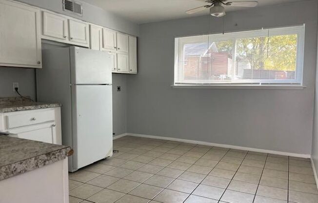 2 beds, 1 bath, 900 sqft, $925, Unit 3648 Edmundson Road Unit #1