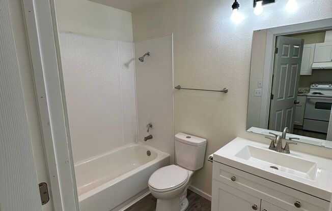 Studio, 1 bath, 650 sqft, $1,099, Unit 41-205