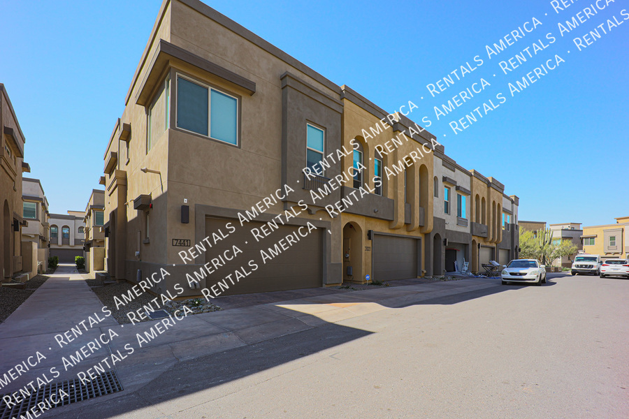 7441 E VIA DE LUNA DR