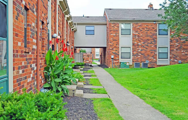 courtyard at Wake Robin Apartments