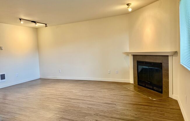 1 bed, 1 bath, 700 sqft, $1,790, Unit B103