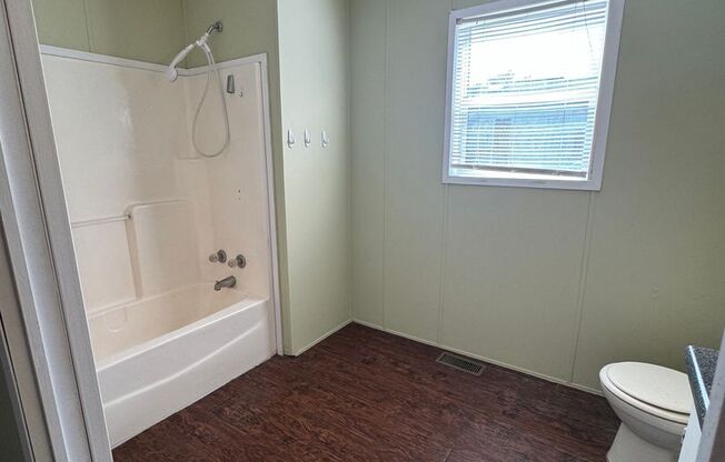 3 beds, 1 bath, $1,100