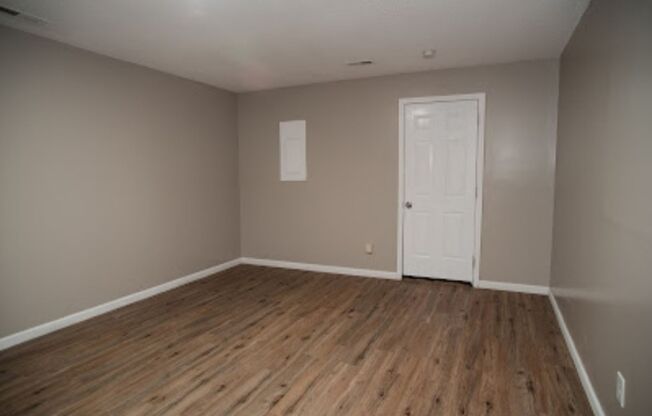 2 beds, 1 bath, $795, Unit Garage Apartment