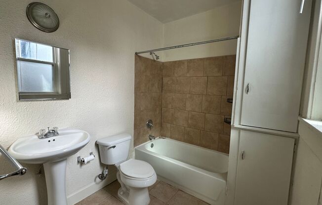 1 bed, 1 bath, $950, Unit Apt. 4