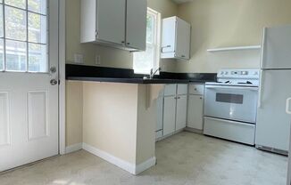 Quiet and Cozy Two Bed in SW Portland 5 plex~ Open Floor Plan~ Washer/Dryer in Unit~ Great Shared Outdoor Space~ Off Street Parking!~