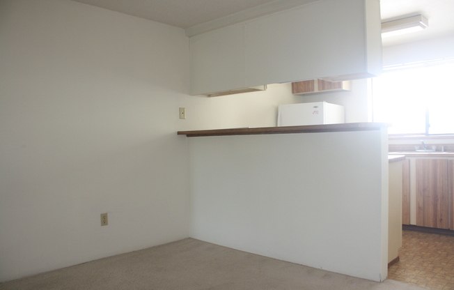 Top floor, 2drm, 2 full bath, open floor plan, pool, water, sewer, garbage included in rent