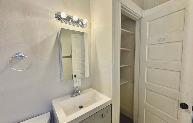 2 beds, 1 bath, 700 sqft, $1,200, Unit Unit 2