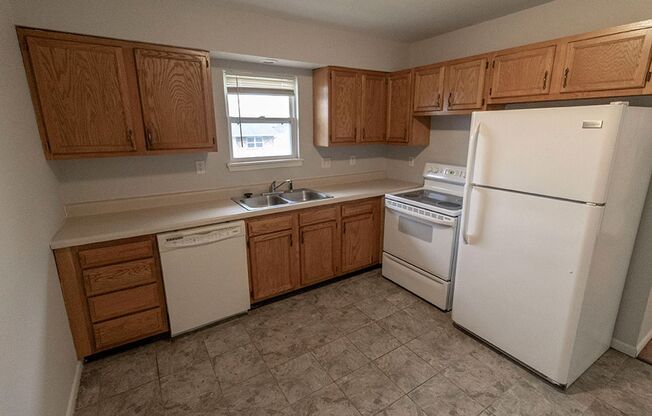 2 beds, 1 bath, $875, Unit 4