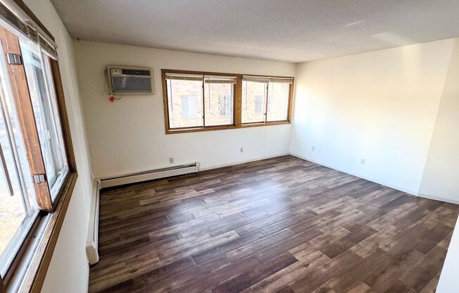 2 beds, 1 bath, $1,300, Unit 201