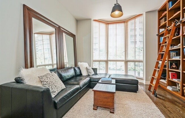 439 N MCCLURG CT