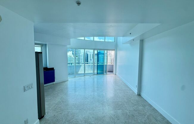 Fabolous 3 bed 3 bath condo located in the heart of Brickell!