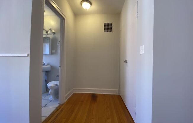 Hallway to bathroom - Helen Dunbar Studio