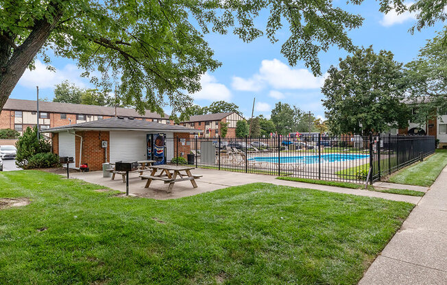 our apartments have a pool and a yard with a picnic table