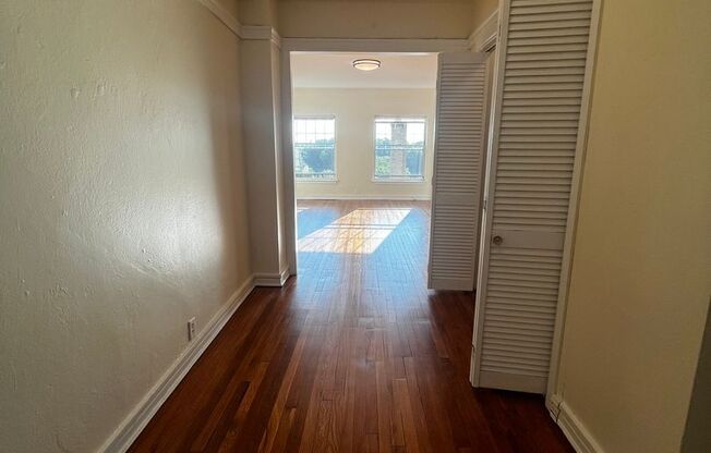 1 bed, 1 bath, 572 sqft, $1,510, Unit Old King Edward 66