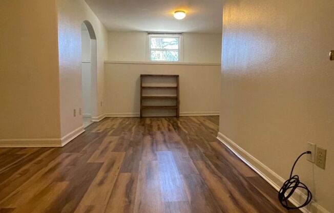 Spacious Studio w/ Secured Entry In Sought After Oregon City~ W/S/G INCLUDED!
