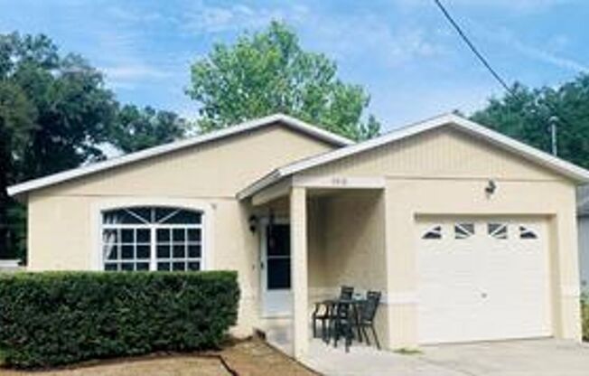 Nice 3 bedroom 2 bath with screened-in lanai in St Petersburg