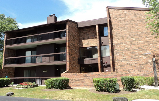 2 Bedrooms, 2 Bathrooms and Plenty of Amenities in Oak Forest