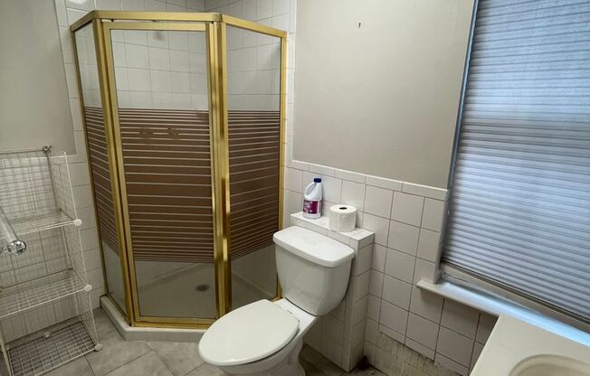 Studio, 1 bath, 400 sqft, $1,050, Unit 2F