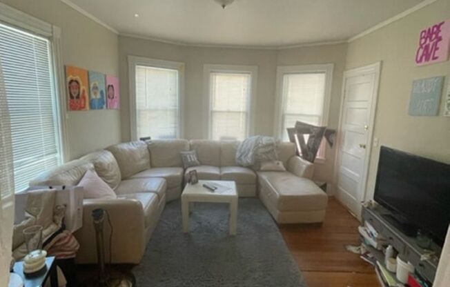 3 beds, 1 bath, $2,400, Unit 624 Smith #1