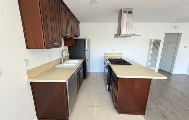 2210 Vanderbilt Ln