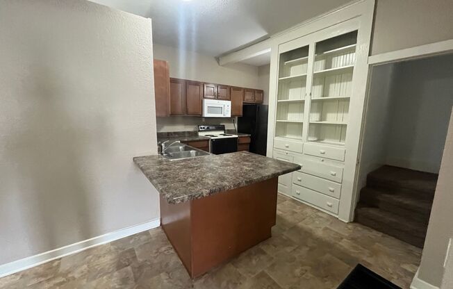 3 beds, 1 bath, $950