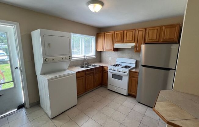 2 beds, 1 bath, $1,100