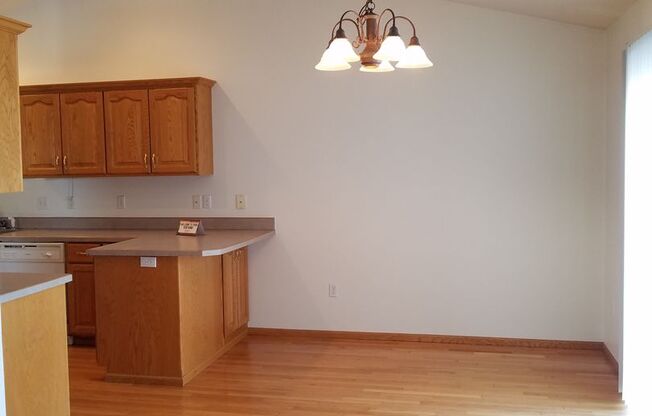 3 Bedroom - 2 Bathroom Twinhome for Rent - Fenced Yard!