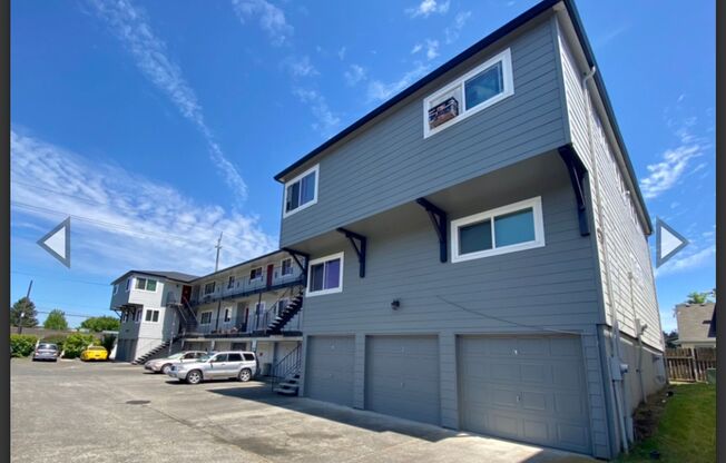 Spacious Upstairs Two Bedroom with Great Natural Light in Mt Tabor/Montavilla!- PETS WELCOME! Off St Parking & Onsite Laundry
