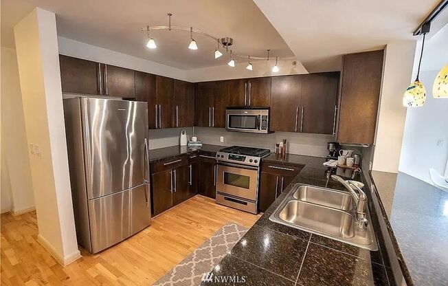 Beautiful 2 Bed / 2 Bath Condo in the Heart of Capitol Hill, Seattle