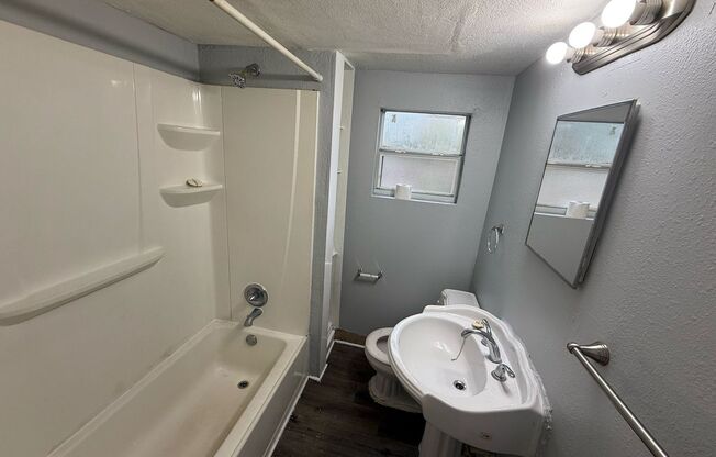 2 beds, 1 bath, $1,600