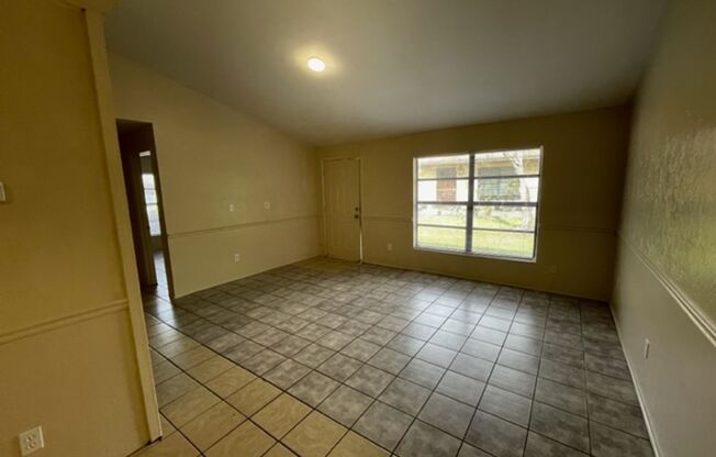 Pineridge - Beautiful 2 Bedroom, 1 Bathroom Home (Available Now!)